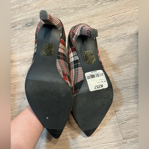 Le Chateau Oxford Heels Red, Black and Cream Plaid Size 39 - Picture 2 of 4